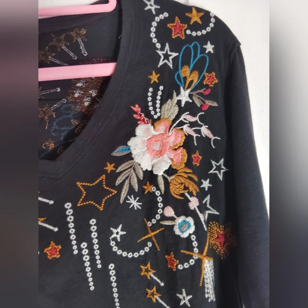 CLEAN & EUC!! JOHNNY WAS, Embroidered Floral, Celestial Top. Size XS - Picture 6 of 9